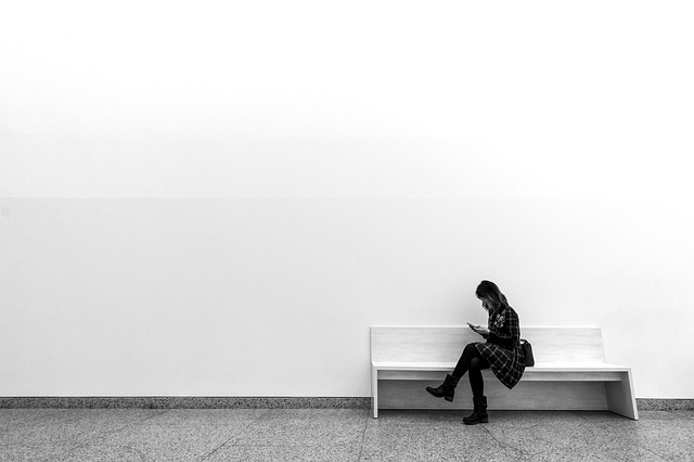 Utilizzando l'acustica vibrazionale per mimare la percezione di uno spazio più grand