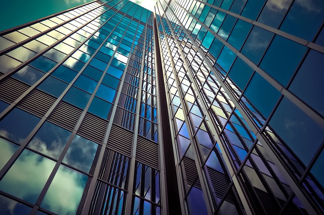 5 edifici architettonici con vetratura creativa