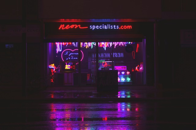 Sottolineando banner e segnaletica attraverso le luci